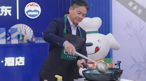 创盈中心 刘强东穿西装戴百达翡丽炒菜，黄仁勋千万RM不离身，大佬都爱啥表